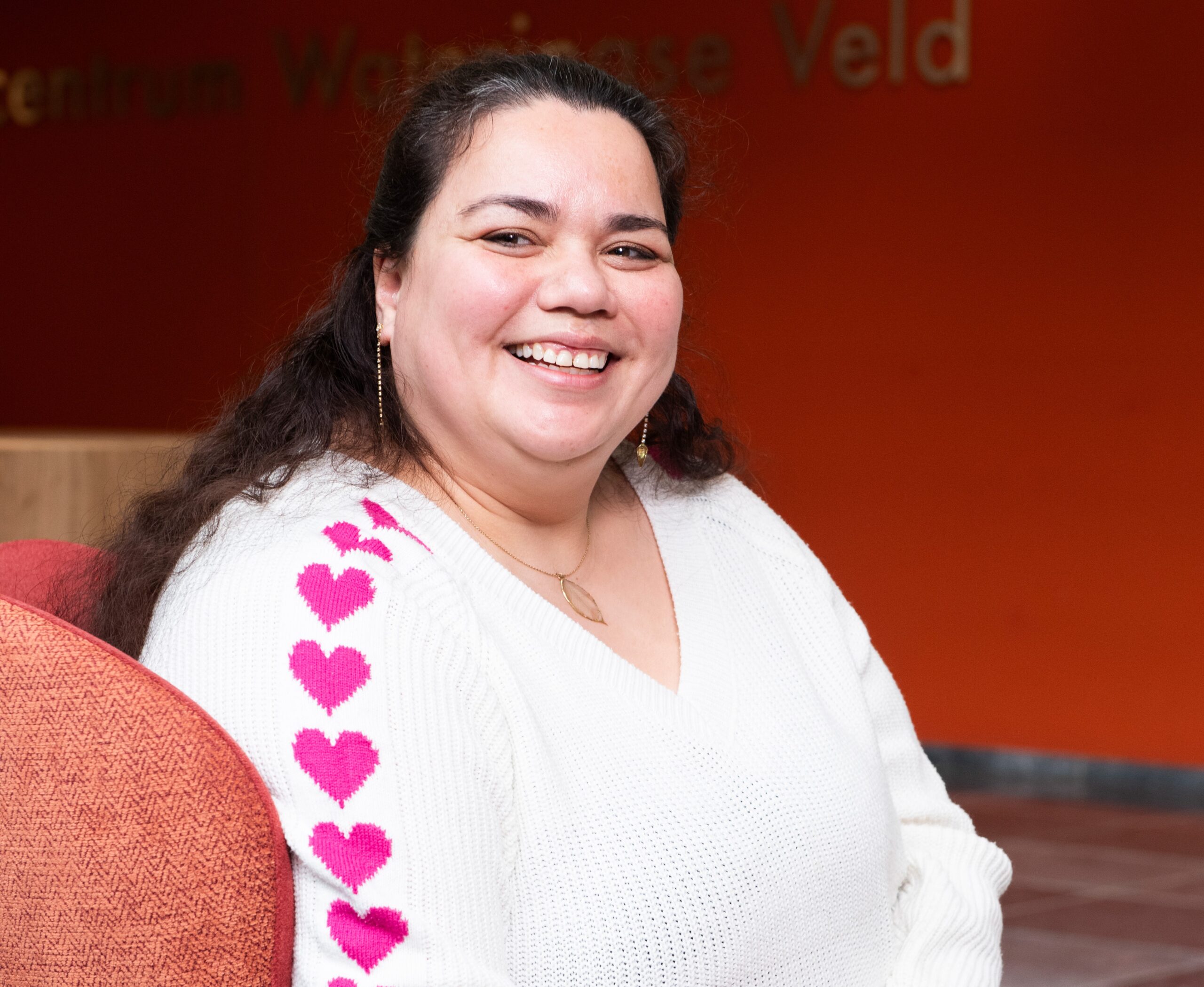 Wendy (45) woont aan de overkant van Haags Ontmoeten locatie WZH Hoge Veld. Ze komt uit Leiden en is voor de liefde naar Den Haag verhuisd. Na ziek te zijn geweest kon Wendy niet meer aan het werk en was ze op zoek naar sociale contacten en nuttig werk. Zo is Wendy terecht gekomen bij Haags Ontmoeten en is ze elke maandag een bekend gezicht bij de stoelgym.